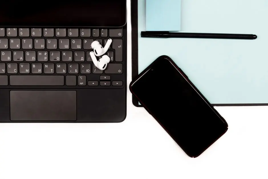 Smartphone modern di atas meja kerja dengan aksesori gadget