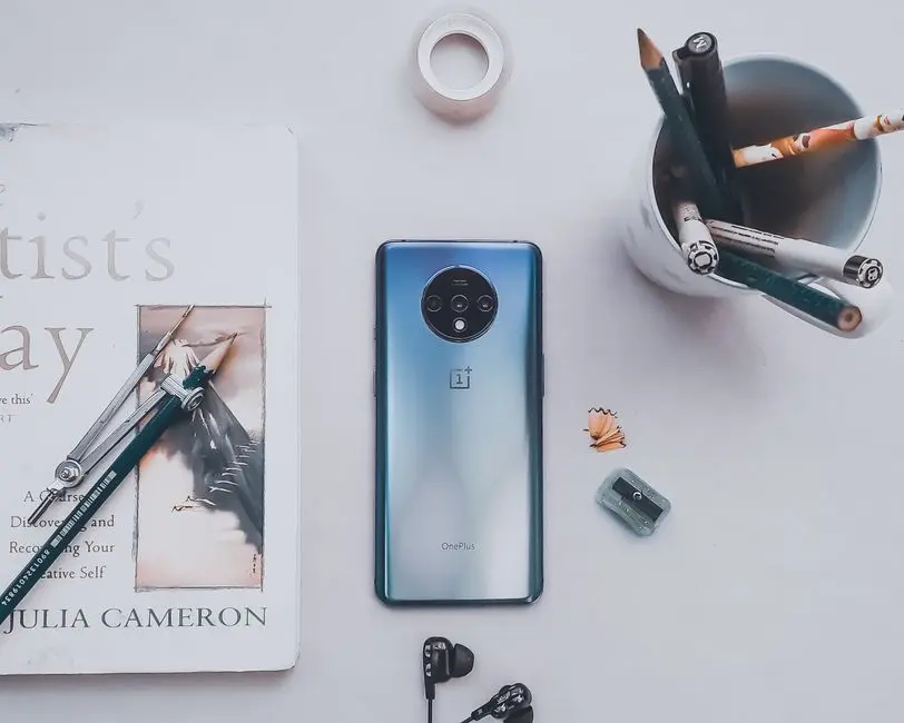 Ilustrasi smartphone dengan latar meja kerja