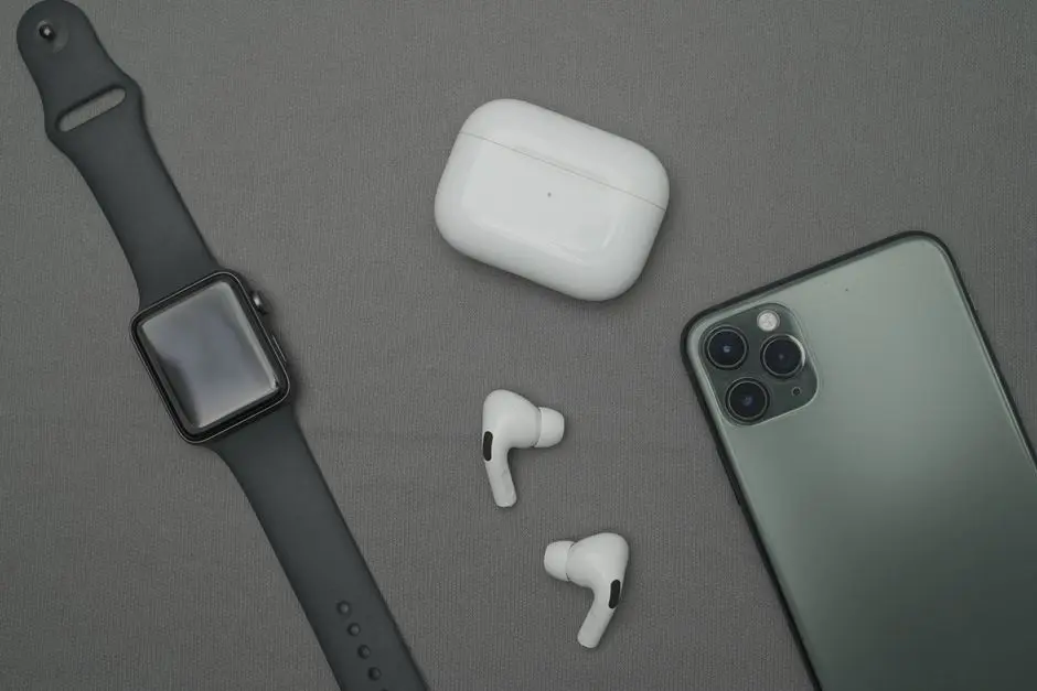 Jam pintar dan earphone nirkabel sebagai perangkat pendamping smartphone