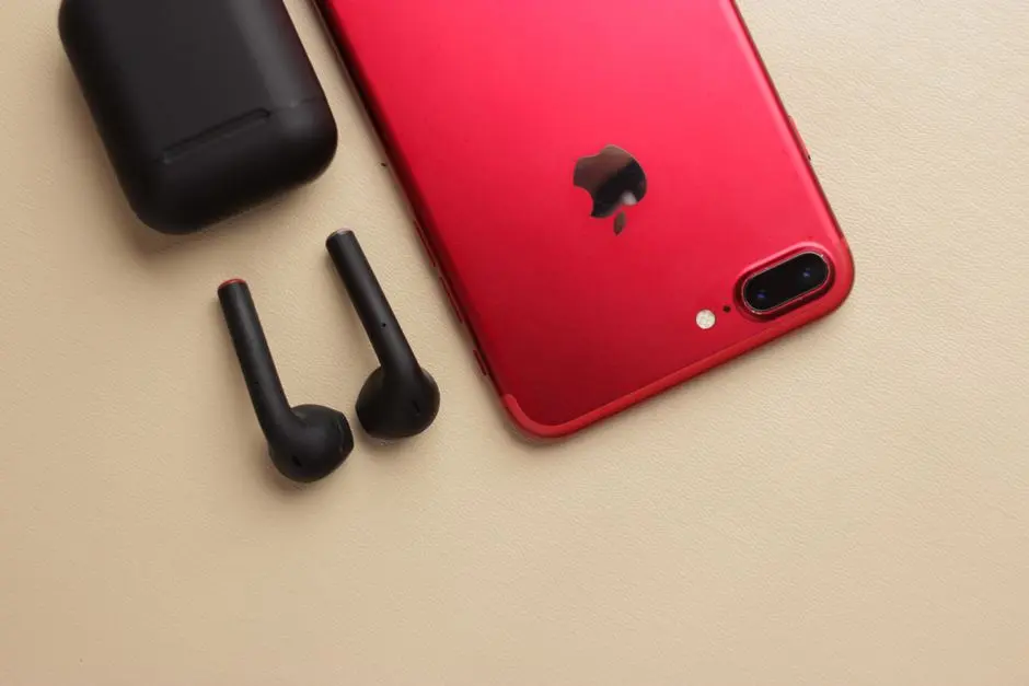 Jam pintar dan earphone nirkabel sebagai perangkat pendamping smartphone